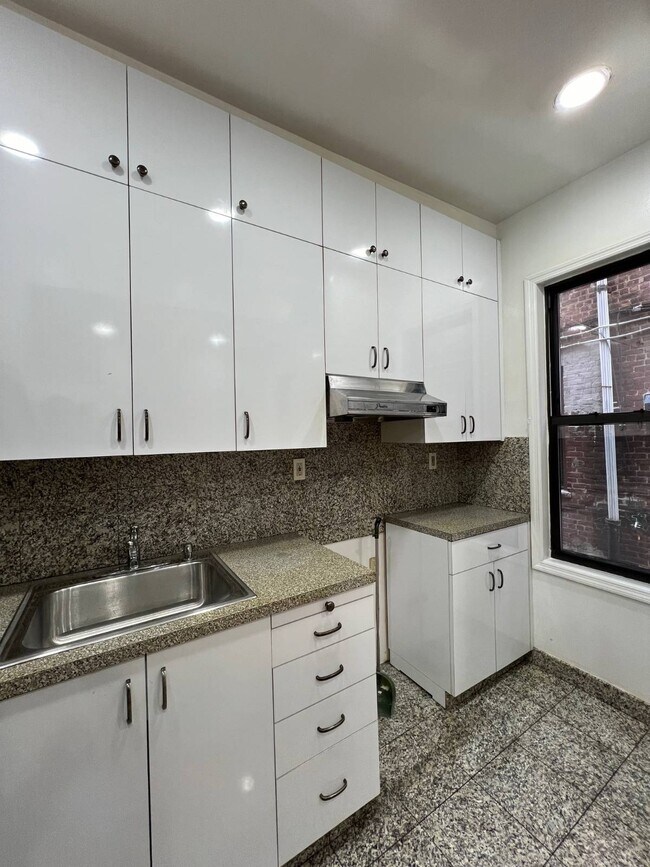 Foto del edificio - 42-16-42165 165th St