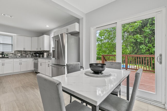 Building Photo - 711 Woodbourne Ave