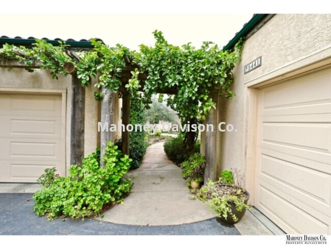 Building Photo - 5441 Hillsborough Dr