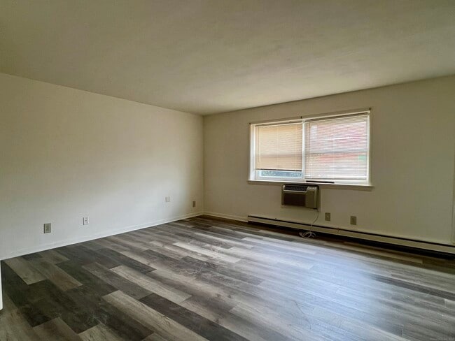 Building Photo - 35 Beers St