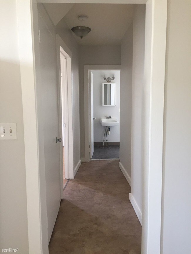 Building Photo - 1 br, 1 bath Apartment - 193 Center St Apt 1