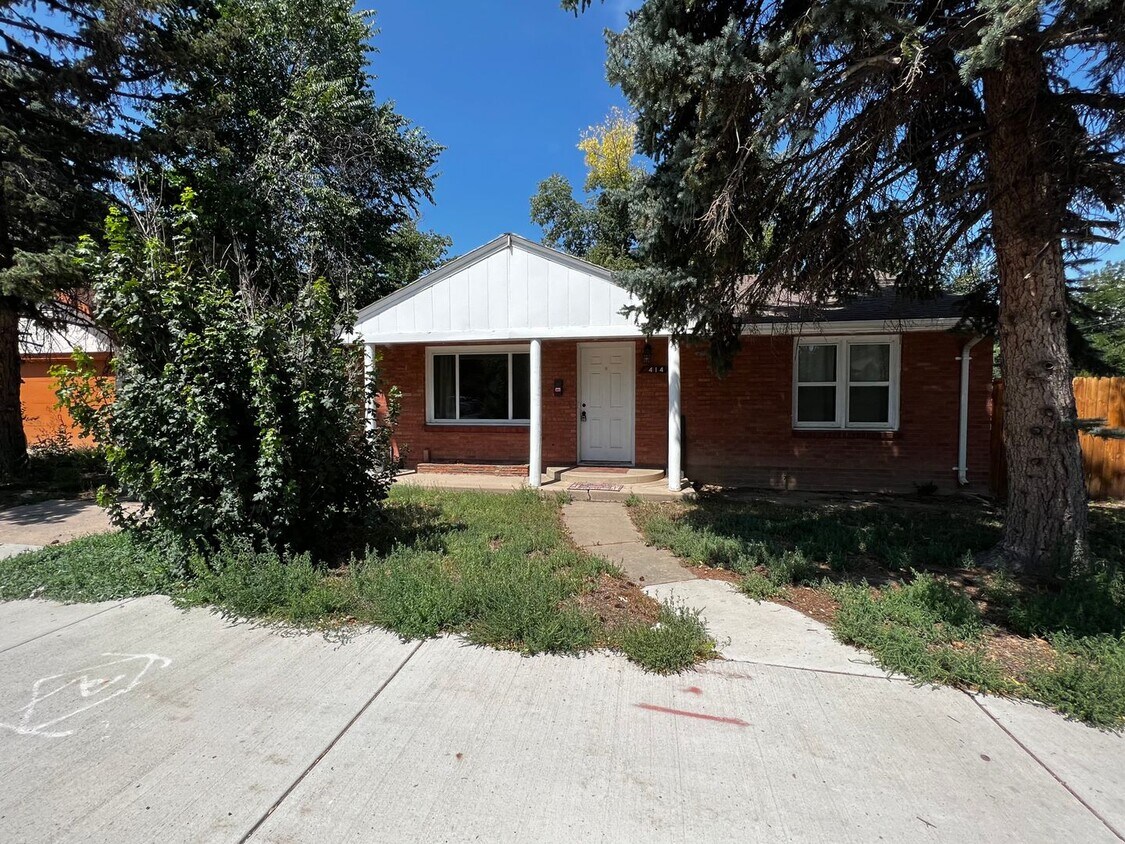 Primary Photo - Spacious 3 Bed 2 Bath House in Central For...