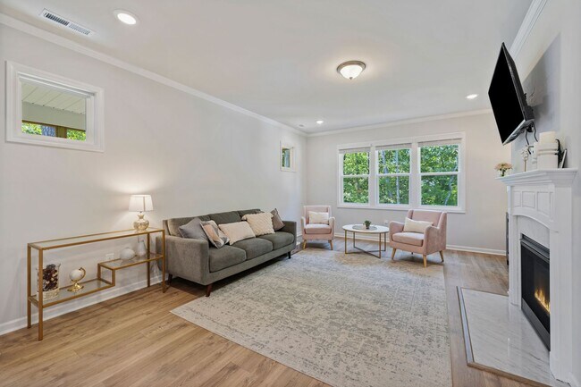 Foto del edificio - Spacious 5 Bedroom 4 Bathroom Home- Locate...