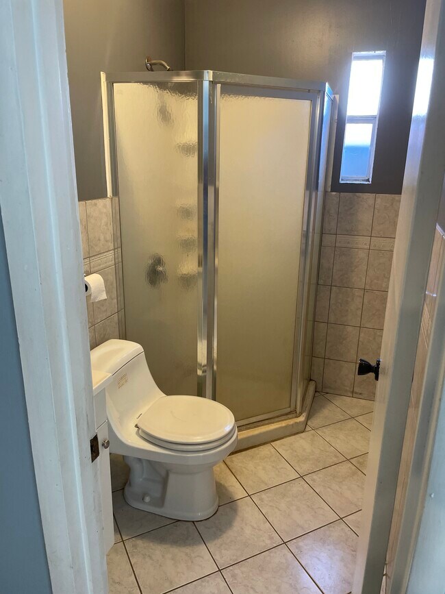 Master bath - 1506 S Iowa St