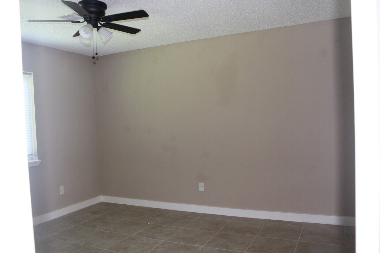 Foto del edificio - 4920 Deerwood Cir