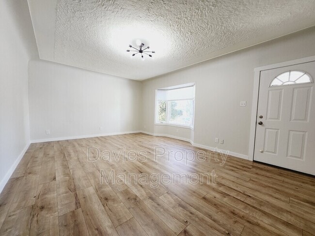 Building Photo - 12925-12117 117 St NW