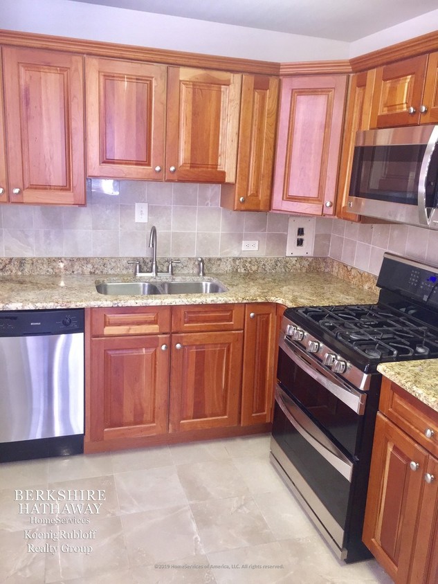 Primary Photo - 253 E Delaware Pl