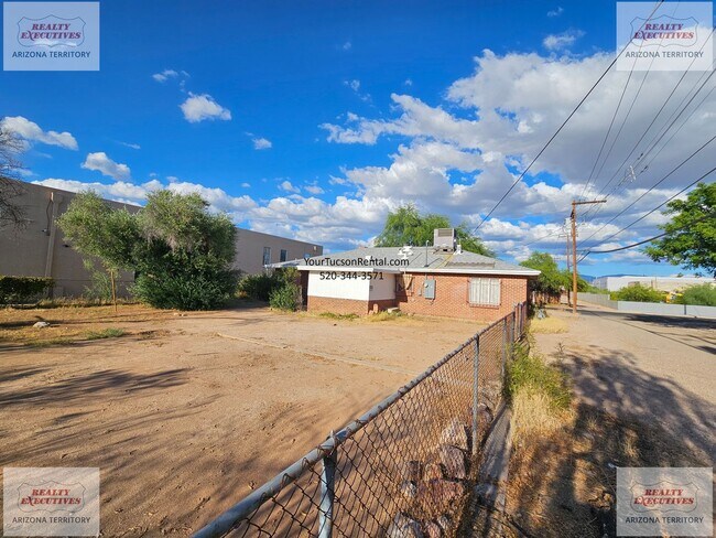 Building Photo - Speedway & Rosemont Blvd - 2/1 home with AC and fenced yard