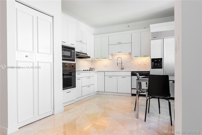 Building Photo - 300 S Pointe Dr