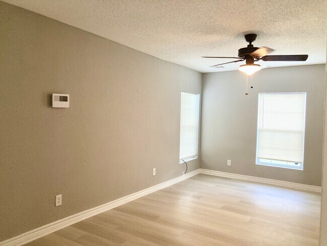 Foto del edificio - 6103 Sherwood Dr