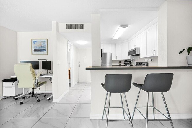 Foto del edificio - 1301 River Reach Dr