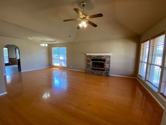 Building Photo - AVAILABLE NOW!! Corner lot 3-Bed, 2-Bath, ...