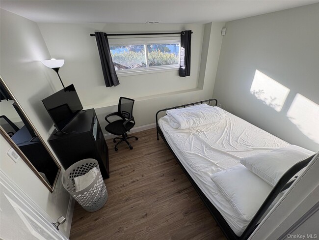 Foto del edificio - 35 Holiday Park Dr