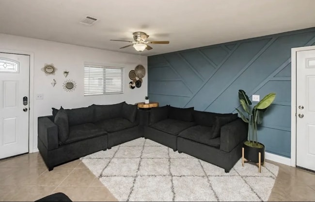 Building Photo - 830 Chalon Dr