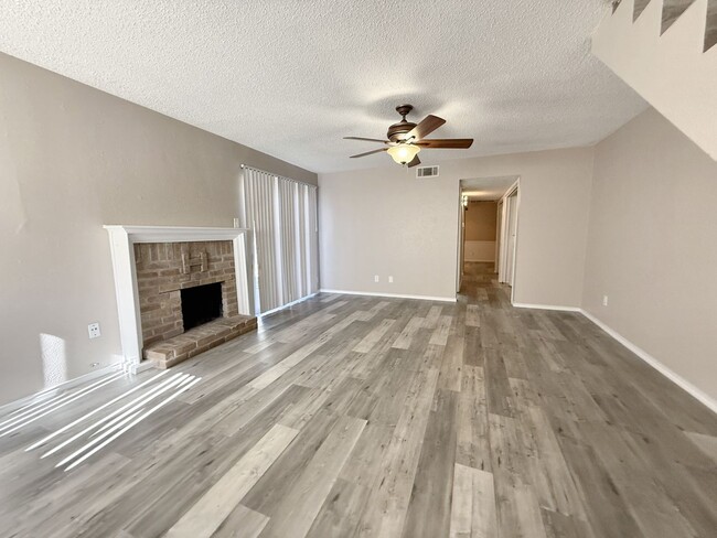 Building Photo - 3-Bedroom Duplex with Modern Flooring, Fireplace & Spacious Layout in Grand Prairie