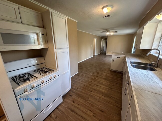 Foto del edificio - 921 Mockingbird Ln