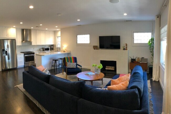 Building Photo - 833 Waterloo St