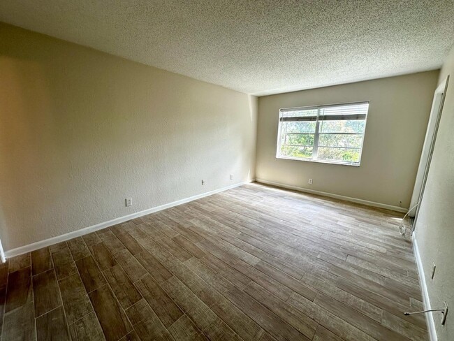 Building Photo - 120 Sparrow Dr