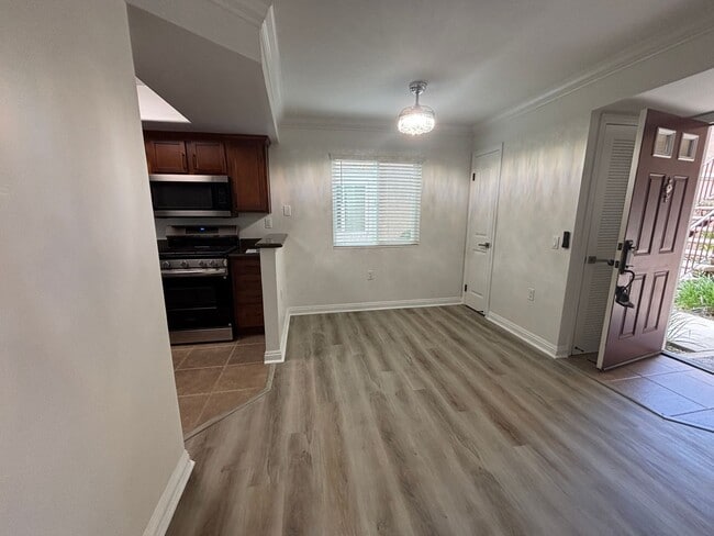 Building Photo - Updated one bedroom ia ready for its new r...