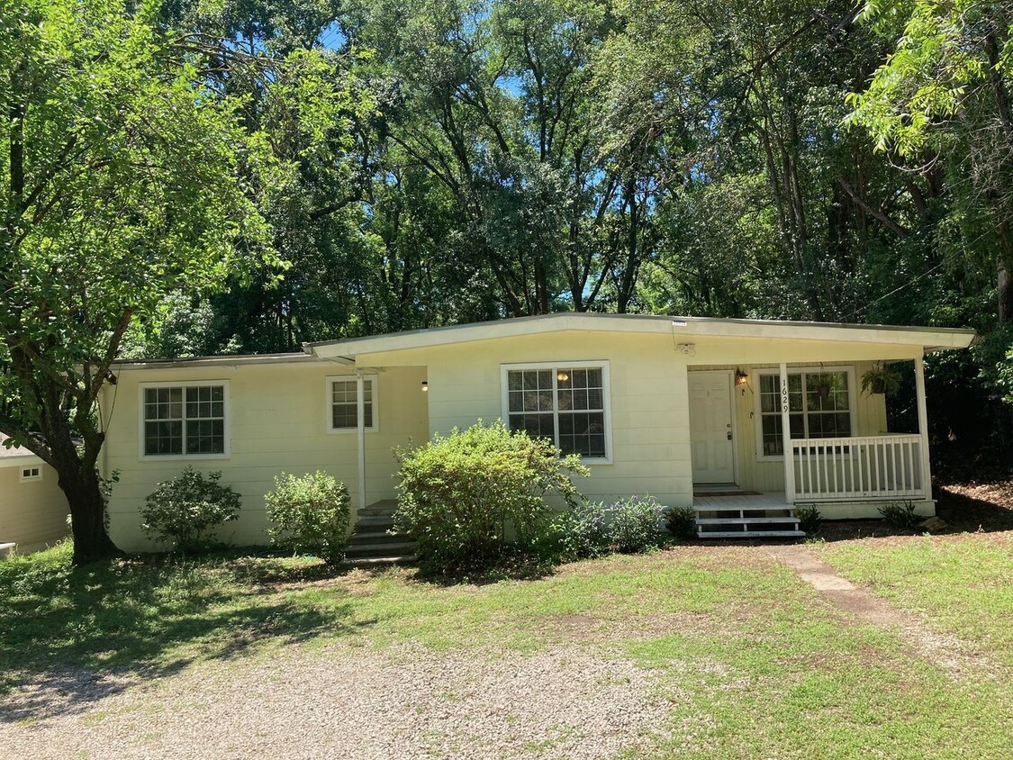 Foto principal - 4 bed 2 bath Minutes from FSU! available A...