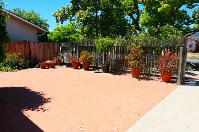 Foto del edificio - 4 bedroom 2 bath! Forced air, hardwood flo...