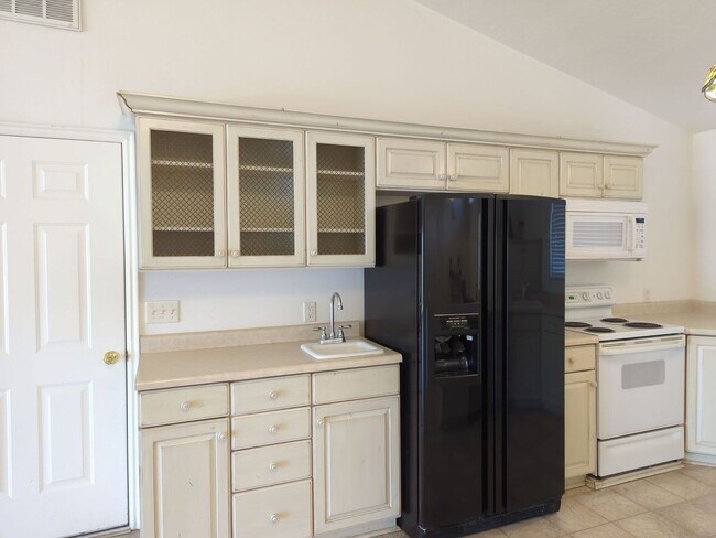 Foto del edificio - Charming 2-Bedroom + Office Home with Spacious Layout & Serene Backyard. Access to Community Pool...