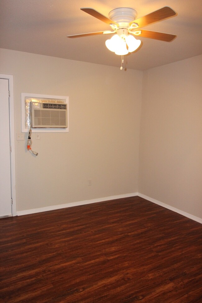 Building Photo - FOR LEASE! 1 BR - 1 BA - Frame House in We...