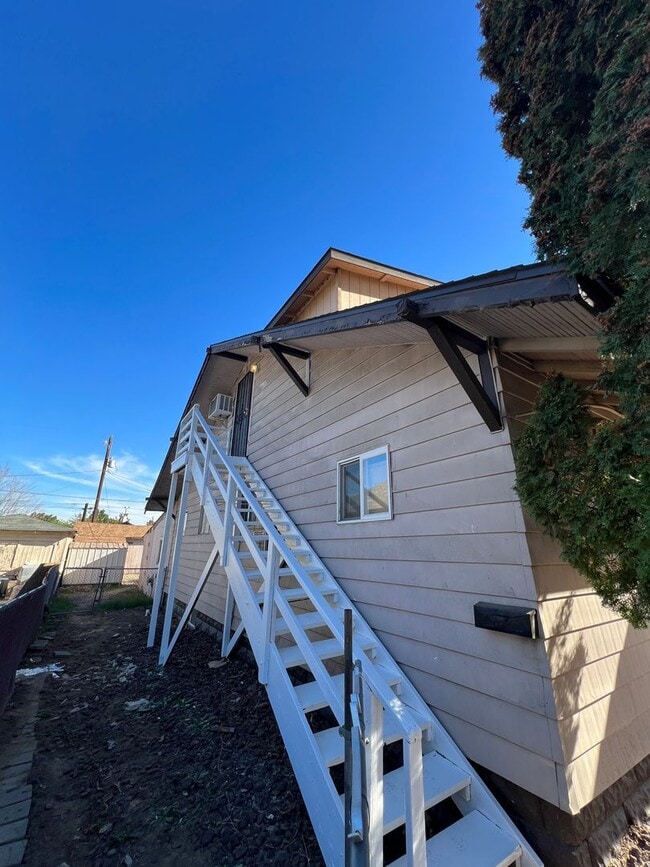 Building Photo - 809 S 16th Ave
