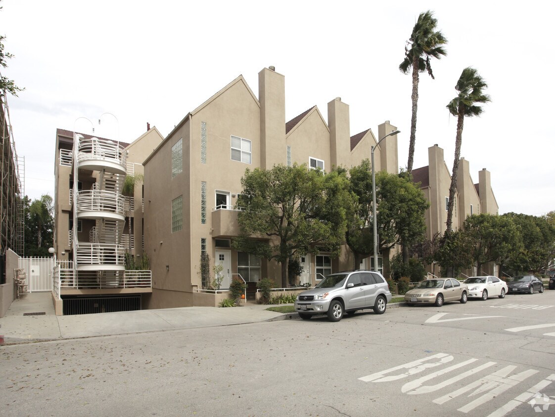 Tolucan Villas (por) Apartments in Toluca Lake, CA