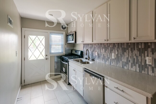Building Photo - Prepare to fall in love with this 3 bedroo...
