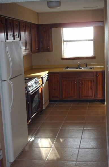 Foto del edificio - 2049 E Oaks Dr