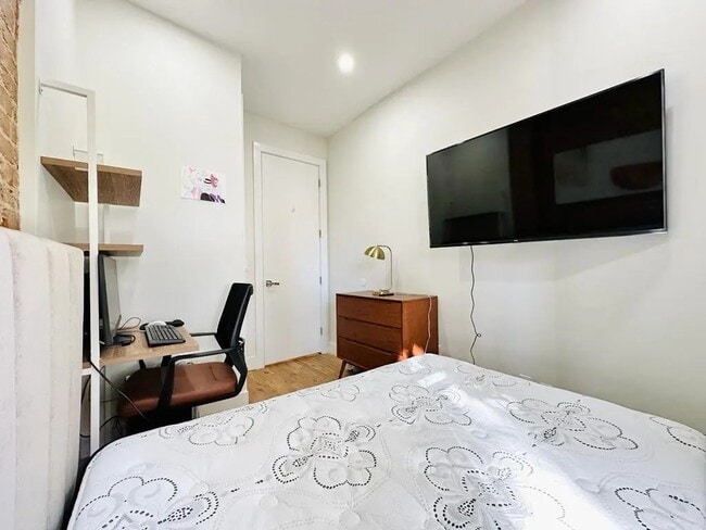 Foto del edificio - Furnished room/NOT APARTMENT
