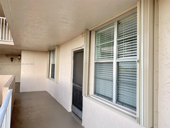 Building Photo - 250 Jacaranda Dr