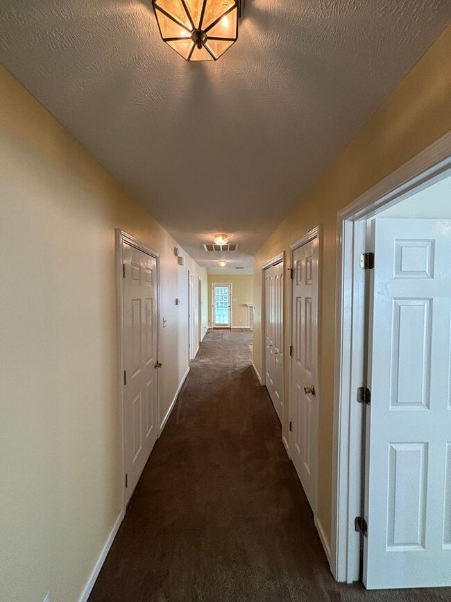 Building Photo - Quite Halls Townhouse