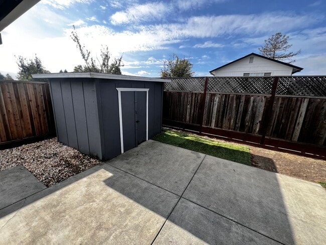 Foto del edificio - East Petaluma Four Bedroom Home