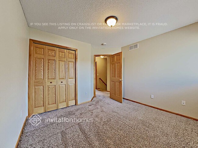Foto del edificio - 5043 Ladyslipper Ave N