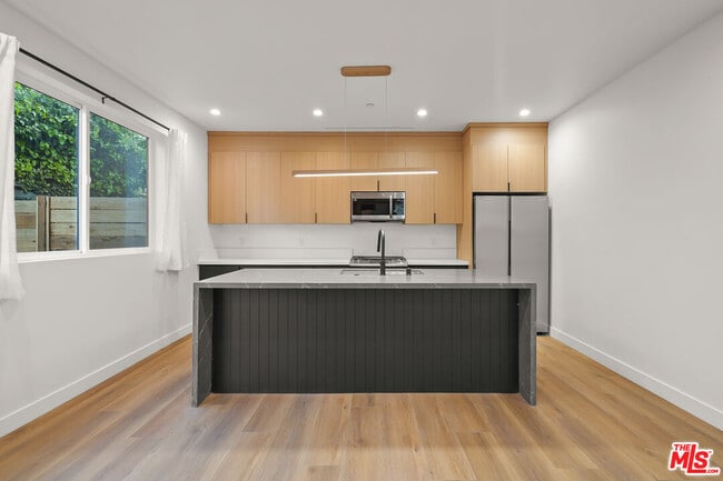 Building Photo - 833 N McCadden Pl