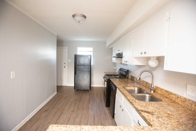 Building Photo - 3017 Parkway Dr