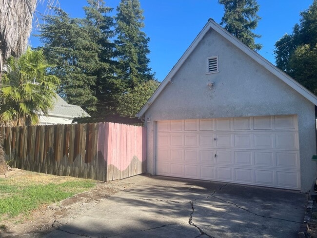 Building Photo - Cozy 2 bedroom bungalow home near UOP