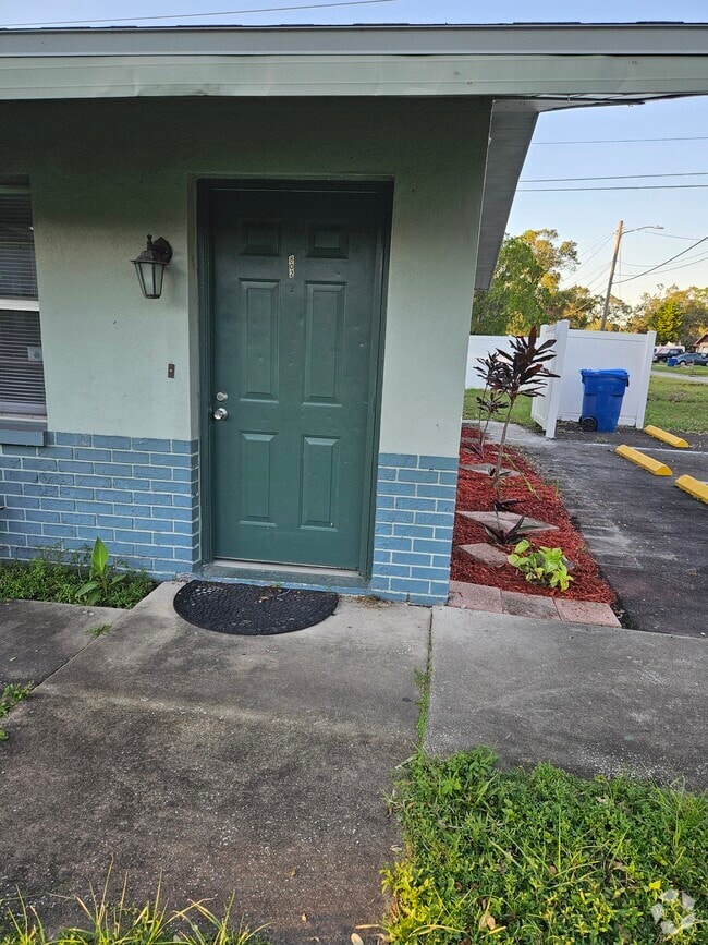 Building Photo - 802 Lake Palms Dr