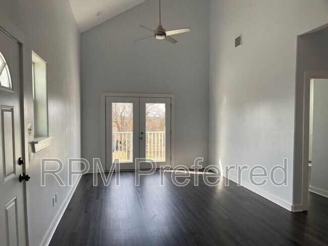 Building Photo - 430 Schmidt