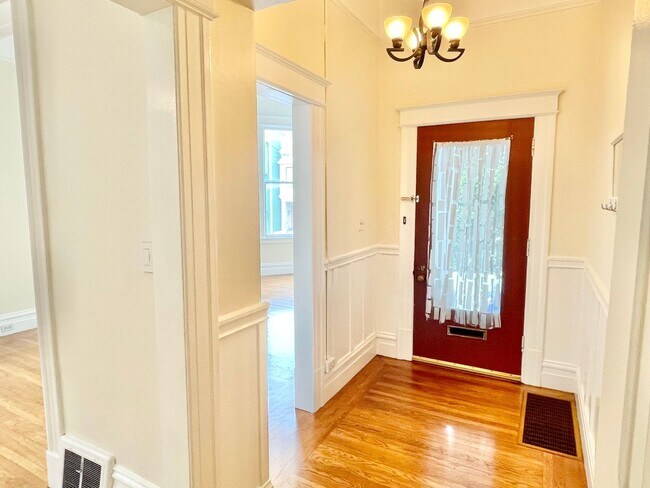 Foto del edificio - 3BR/2BA 1,877 SqFt  Condo! Laundry! Parkin...