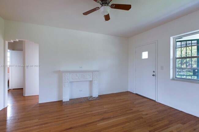 Building Photo - 2140 Biarritz Dr