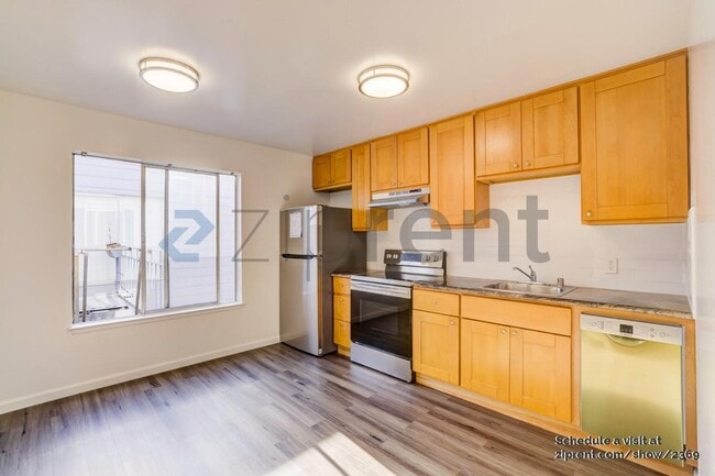 Building Photo - Unit 4