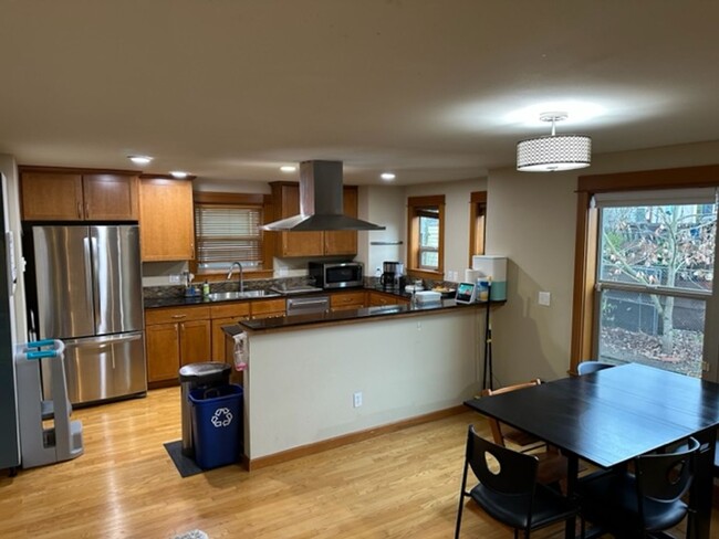 Building Photo - Location Location Location! This huge 3bd ...