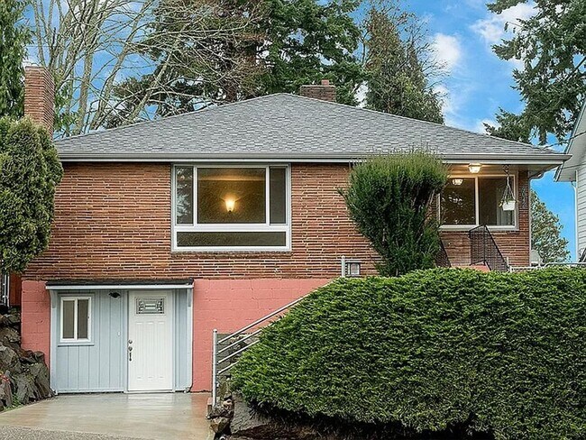 Building Photo - Classic Fauntleroy Home on a Spacious Lot Available 12/1