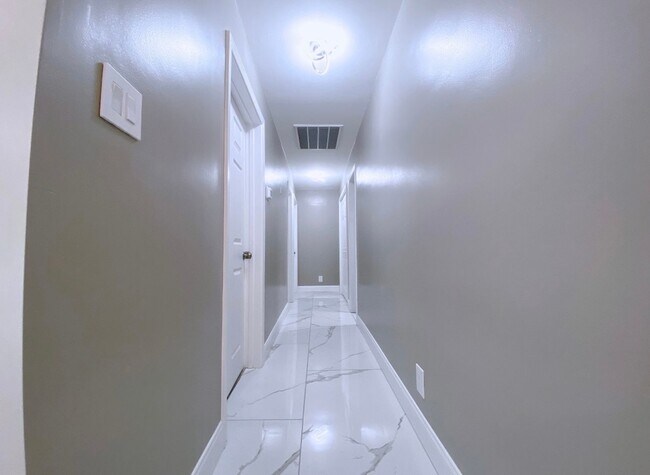 Foto del edificio - NEW LISTING!!