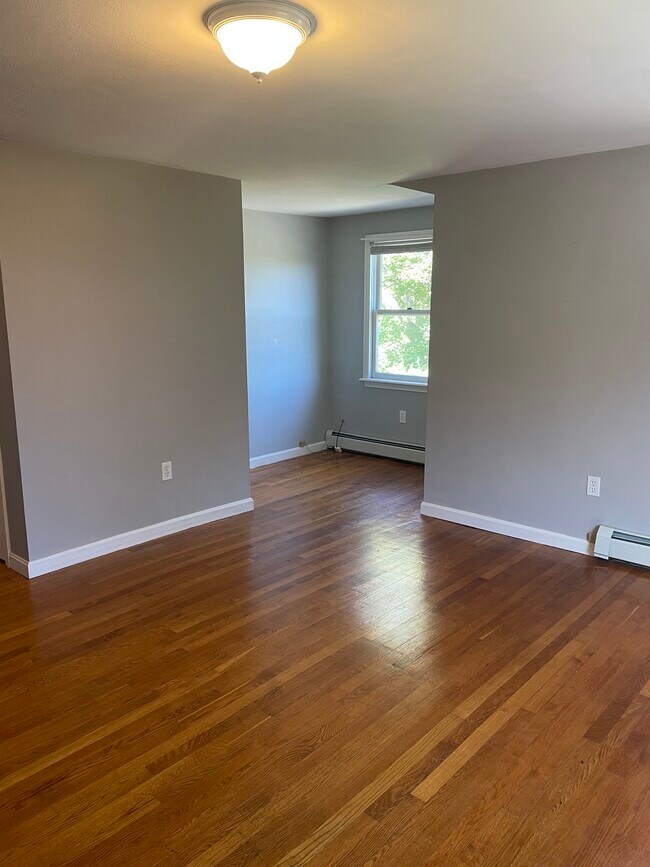 Sala de estar con área para escritorio - 123 Central St