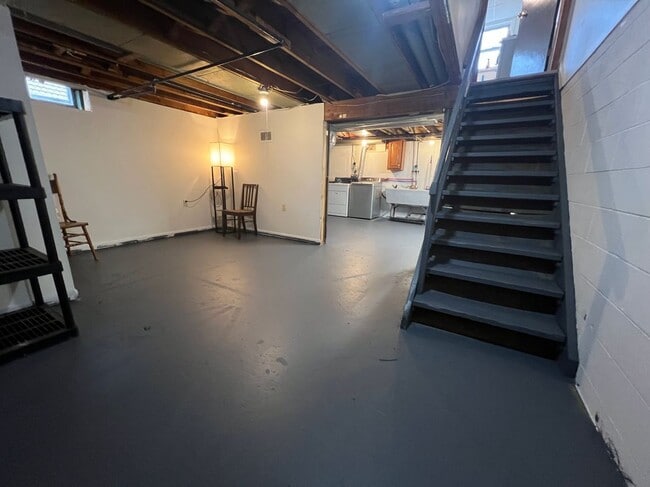 Building Photo - 512 Cayuga Rd