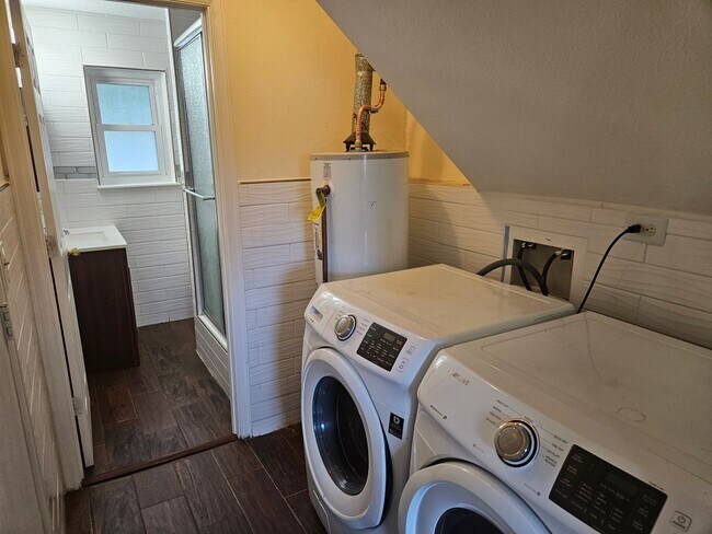 Foto del edificio - 3 Bed 2 Bath Split Level Home